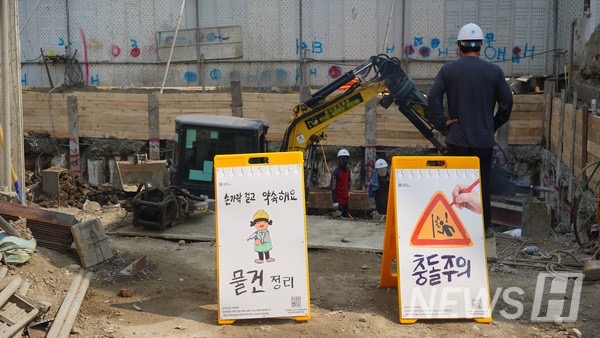 ▲ 건설 노동자의 안전 문제를 짚은 '생명을 구하는 디자인' 팀은 안전 표지판 캠페인을 통해 잦은 사고에 만연해진 사람들의 안전불감증 인식을 전환하고자 했다. ⓒ 오연지 학생