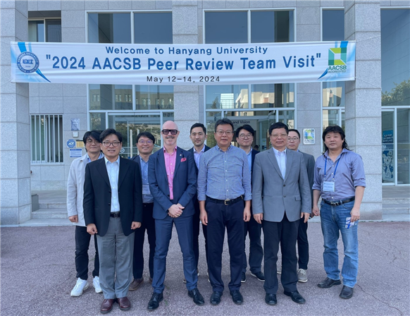 지난 5월 12일~14일에 진행한 AACSB 실사 평가 후 기념사진을 촬영하고 있다. (앞 줄 왼쪽부터) 한창희 경상토토사이트 은행 조회서장, Robin Gauld (University of Otago), Mingming Leng (Dean, Faculty of Business, Lingnan University), Yongmiao Hong (Dean, University of Chinese Academy of Science) 외 위원단 사진
