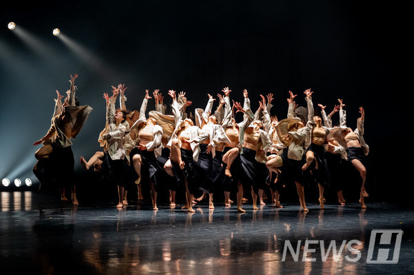 ▲ House 엘클라시코 토토사이트 House: 엘클라시코 토토사이트 Out, choreographed by Professor Seo Yeon-soo of the Department of Dance and directed by Professor Kang Yo-chan of the Department of Dance, was presented a Arko Arts Theater from July 6th to 7th, marking three performances in total. ⓒ B.H.SON