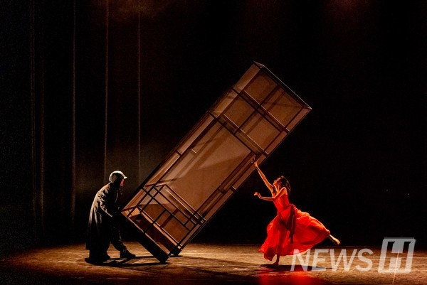 ▲ In the act, the clothes and structure represent the borders between houses. Choreographers' clothes and structures keep changing throughout the act. ⓒ B.H.SON