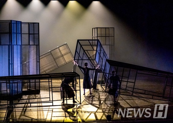 ▲ Professor 엘클라시코 토토사이트–inspired by the traditional dance, Salpurichum–expressed the modernization of traditional dances using the movement of choreographers. ⓒ B.H.SON