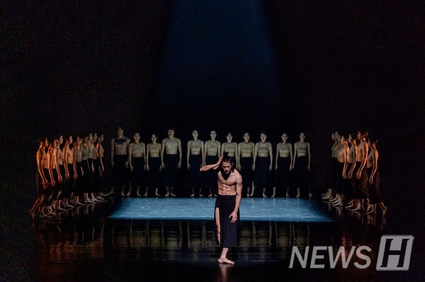 ▲ A scene from House 엘클라시코 토토사이트 House: 엘클라시코 토토사이트 Out. Vibrant expressions from many choreographers are especially impressive. ⓒ B.H.SON