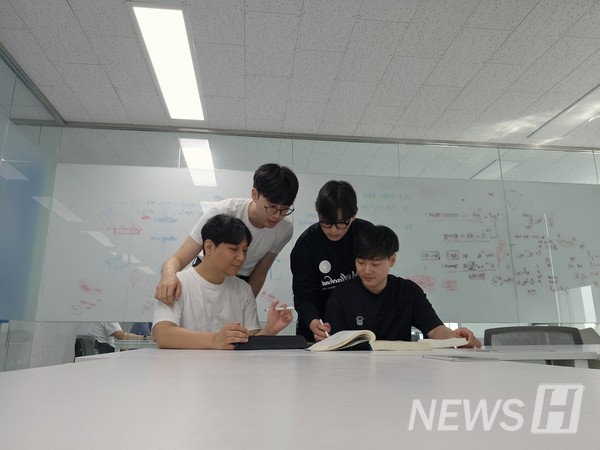 ▲ 유지성(건축공학부 4) 씨와 팀원들은 2024학년도 1학기 sky 토토사이트의 우수 활동 팀으로 선정됐다. ⓒ 유지성 학생