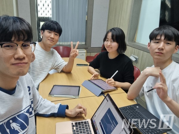 ▲ 심태빈(경제금융학과 3) 씨는 팀원들과의 효과적인 역할 분담으로 전공 과목 공부에 관한 부담을 내려놓을 수 있었다. ⓒ 심태빈 학생
