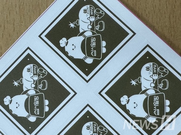 ▲ 토토사이트 악성코드와 협업해 방부기 빵을 판매하기로 결정한 이들은 비교적 대중에게 친숙한 마스코트인 방부기를 사용해 빵 포장지를 새롭게 꾸몄다. ⓒ 양혜교 학생