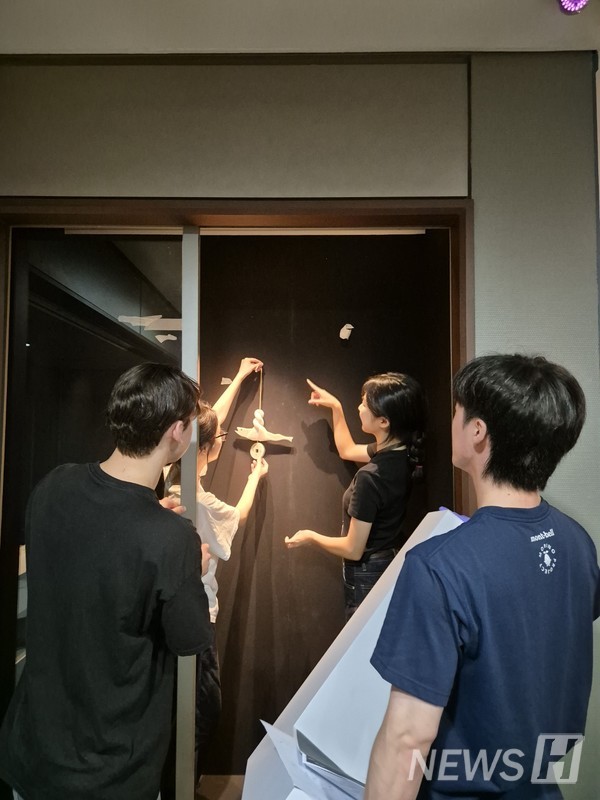 ▲ 학생들이 전시를 구체적으로 어떻게 선보일지 서로 토의하고 있는 모습이다. ⓒ 이남영 학예연구원