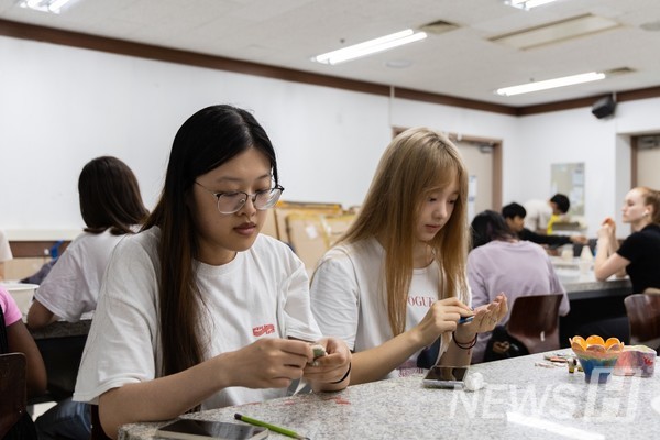 ▲ 외국인 학생들은 약 70개의 강좌 중 흥미 있는 강좌를 찾아 수강하며 평소 접하기 어려운 분야를 배웠다. ⓒ 국체처