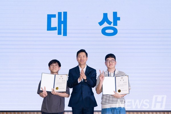 ▲ 지난 8일 한양대 건축학부 팀이 '모아타운 대학 협력 프로젝트' 에서 대상을 수상했다. 이성찬(왼쪽, 건축학부 5), 이근욱(오른쪽, 건축학부 5) 씨는 참신한 아이디어로 대상의 쾌거를 이뤘다. ⓒ 이성찬 학생