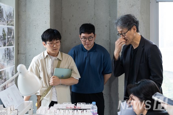 ▲ 두 학생은 이번 성과에는 많은 분들의 적극적인 도움이 있었다며 감사를 전했다. ⓒ 이성찬 학생
