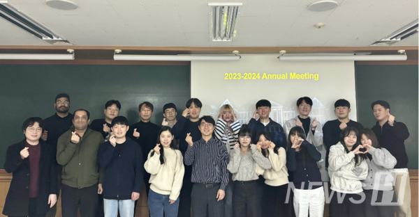 ▲ Professor Choi said that the students in his labs, who gave him the strength, are the ones who inspire him the most. ⓒ Professor Choi Hyo-sung