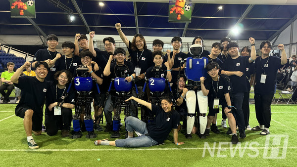 ▲ 히어로즈 팀은 지난 7월 로보컵 2024- 휴머노이드 어덜트 사이즈 리그에서 3위, 기술도전 과제에서 우승을 차지했다. ⓒ 한재권 교수
