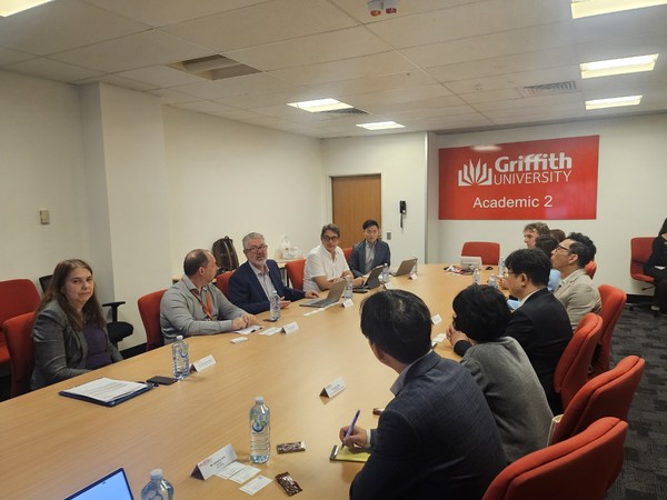 ▲ 호주에 위치한 그리피스 대학교(Griffith University)와 한양대가 교육 협력을 위해 회의를 진행하고 있는 모습이다. 이 외에도 한양대는 퀸즈랜드공과대학교(Queensland University of Technology) 등 여러 호주 대학교와 교육 협력을 진행하고 있다. ⓒ 한양대