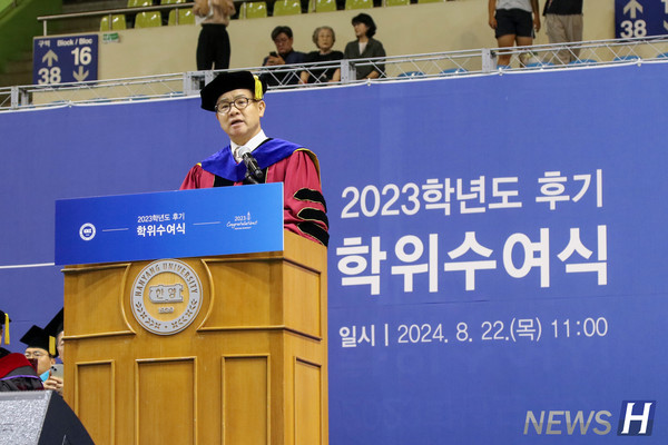 ▲ 이기정 총장이 후기 졸업생들을 향해 축사를 전했다.