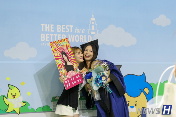 ▲ 한 학생이 친구의 졸업을 축하하기 위해 멋진 피켓을 준비했다.