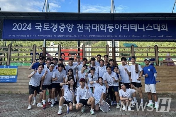 ▲ HYTC 부원들은 함께 테니스를 연습한 후 실력을 향상해 대회에 참가한다. 이들은 서로 응원하며 돈독한 팀워크를 자랑한다. ⓒ 이정우 학생