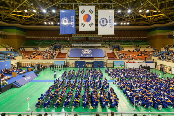 토토 바카라학교(총장 이기정)는 8월 22일 오전 서울 성동구 서울캠퍼스 올림픽체육관에서 2023학년도 후기 학위수여식을 열었다. 이날 학위수여식에서는 박사 280명, 석사 671명, 학사 1,107명 등 총 2,058명이 각각 학위를 받았다. (계속)