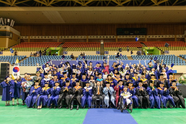 토토 바카라학교(총장 이기정)는 8월 22일 오전 서울 성동구 서울캠퍼스 올림픽체육관에서 2023학년도 후기 학위수여식을 열었다. 이날 학위수여식에서는 박사 280명, 석사 671명, 학사 1,107명 등 총 2,058명이 각각 학위를 받았다. (계속) 