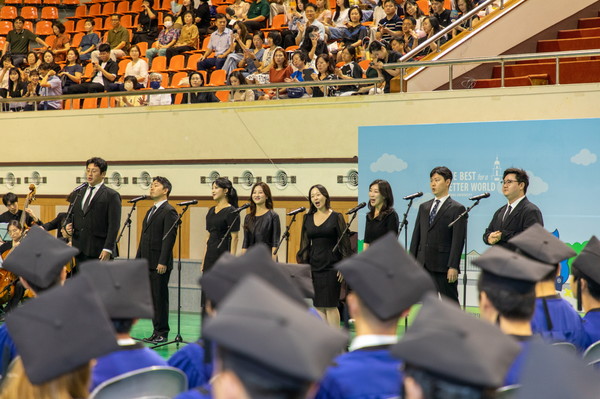 음악대학 성악과 학생들이 축하공연을 하고 있다. (계속)