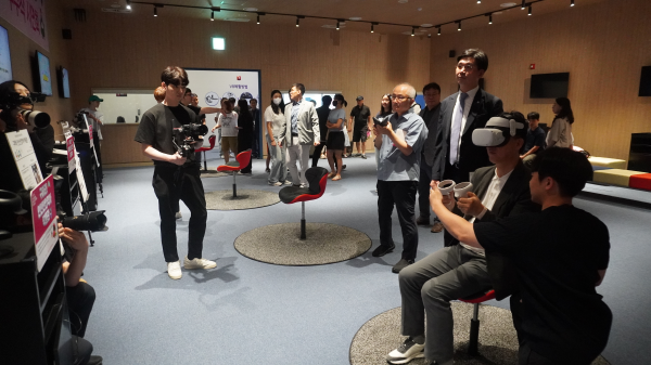 이민근 안산시장, 백동현 한양대 ERICA 부총장 등은 지난 17일 안산산업역사박물관을 찾아 한양대 ERICA 인공지능학과·컴퓨터학부 학생들이 개발한 ‘IC-PBL 연계 안산산업역사박물관 가상 및 증강현실 콘텐츠 개발 프로젝트’ 시연회에 참여하여 VR/AR 프로그램을 둘러봤다.