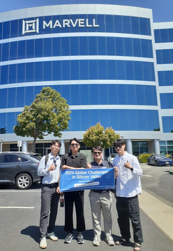 ▲ 임상우(신소재공학부 4, 오른쪽에서 두 번째) 씨는 멘토링을 통해 세운 마일스톤과 프로세스들을 팀원들에게 바로 공유해 새로운 비전을 계획하고 있다. ⓒ 한양대