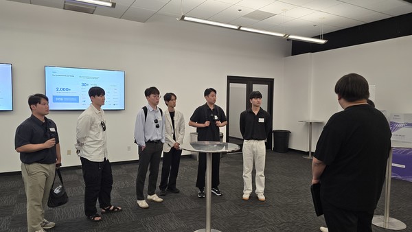 ▲ 이승현(생명과학과 4, 6명 중 오른쪽에서 두 번째) 이 씨는 멘토단에게 달튼의 핵심 기술인 하드웨어를 통해 수익화하는 방안에 대한 조언을 얻어 새로운 연구를 설계하고 있다. ⓒ 한양대