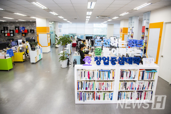 ▲ Inside the Institute for Entrepreneurship. Strong support for HY CEOs.