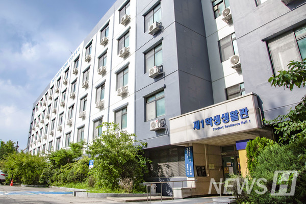 ▲ Outside of 247 솜사탕토토 Dorm (솜사탕토토 space fused with a dorm)