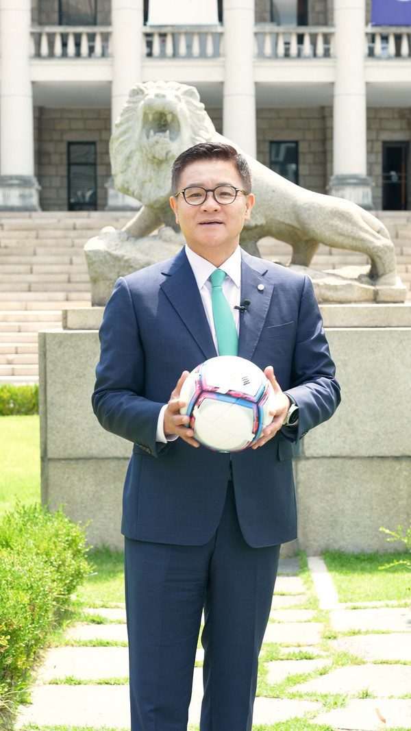 President Lee Ki-jeong joined the Pass for Home Challenge to draw more attention from Hanyang students. ⓒ Media Strategy Center 이기정 총장이 패스포홈 챌린지에 참여하며 홈리스 월드컵에 대한 한양인의 관심을 부탁했다.