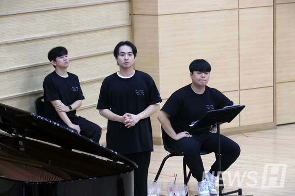 ▲ 박 씨(중간)는 허풍스러운 바람둥이 아이젠슈타인 남작 역을 맡았다. 그는 "아이젠슈타인의 성격을 바탕으로 여러 상황에서 감정을 극대화해 표현하는 연습을 하고 있다"고 공연 준비에 가장 신경쓰고 있는 점을 설명했다. ⓒ 황은서 기자