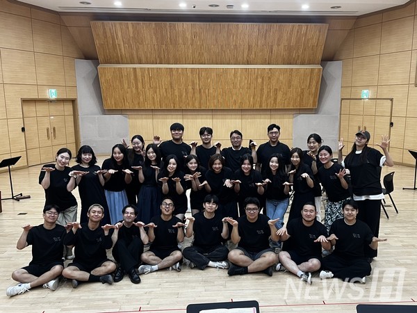 ▲ 인어공주 토토사이트 '박쥐' 공연팀의 단체 모습. 이들은 "작품을 보기 위해 발걸음해 주시는 관객들의 시간에 의미를 더할 수 있는 공연을 만들겠다"고 당찬 포부를 남겼다. ⓒ 황은서 기자