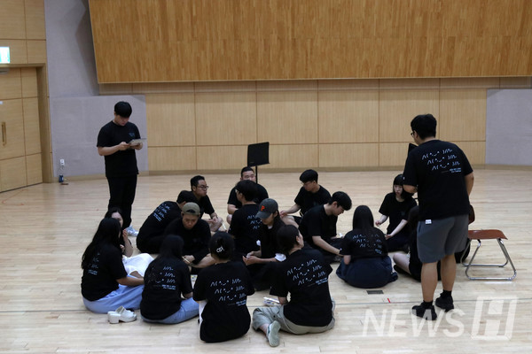 ▲ 총 3회로 진행되는 공연은 3개의 팀으로 나뉘어 선보일 예정이다. 작품에 참여하는 선생님들은 3개의 팀을 'Die 팀', 'Fleder'팀, 'Maus'팀으로 나누며 같은 공연을 준비하는 하나의 팀으로서의 단합력을 키우게 했다. ⓒ 황은서 기자