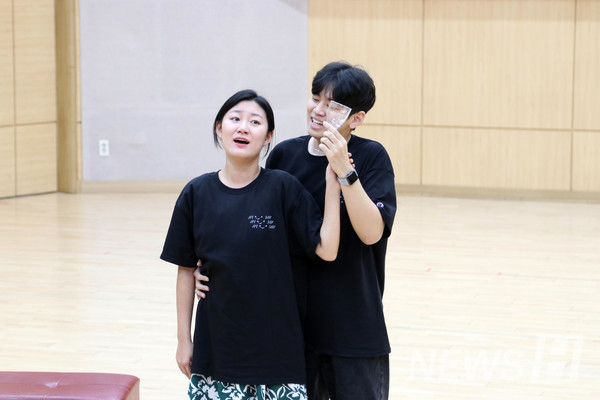 ▲ 작품에 참여하는 모두가 무대에 올라가는 순간만큼은 학생의 신분에서 벗어난다. 이들은 극 중 역할로서 빛나기 위해 최선으로 노력하고 있다. ⓒ 황은서 기자