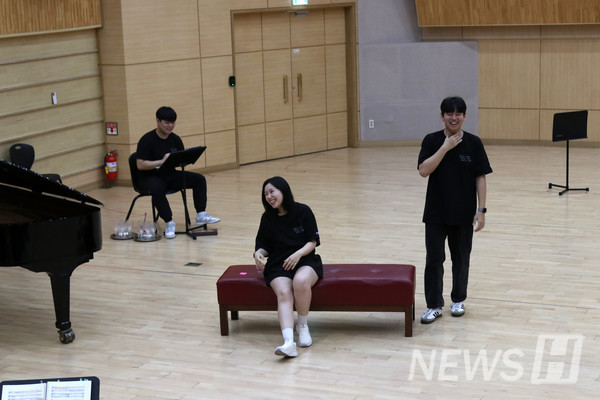 ▲ 인어공주 토토사이트 '박쥐'는 화려한 춤과 노래, 재치있는 대사로 관객의 눈과 귀를 즐겁게 할 예정이다. 신 씨는 "한양대 성악과가 그리는 오페레타 박쥐는 표복절도 할 것이다"고 답했다. ⓒ 황은서 기자