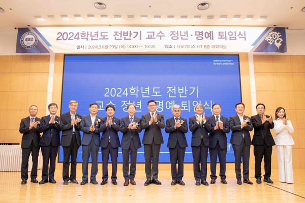 [사진자료1] (좌측부터) 한양대 공학대학 교통·물류공학과 서영찬 교수, 의과대학 의학과 진단검사의학교실 박일규 교수, 도시대학원 도시·지역개발경영학과 구자훈 교수, 공과대학 융합전자공학부 박승권 교수, 공과대학 융합전자공학부 박재근 교수, 의과대학 의학과 내과학교실 배상철 교수, 한양대학교 이기정 총장, 인문과학대학 국어국문학과 서경석 교수, 의과대학 의학과 소아청소년과학교실 김창렬 교수, 자연과학대학 화학과 오창호 교수, 경상대학 경영학부 문준연 교수, 국제문화대학 중국학과 변성규 교수, 디자인대학커뮤니케이션디자인학과 김경숙 교수