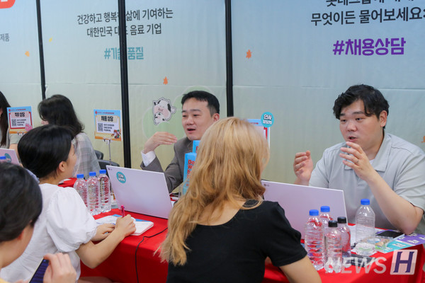 ▲ Students sought career counseling with HR managers.