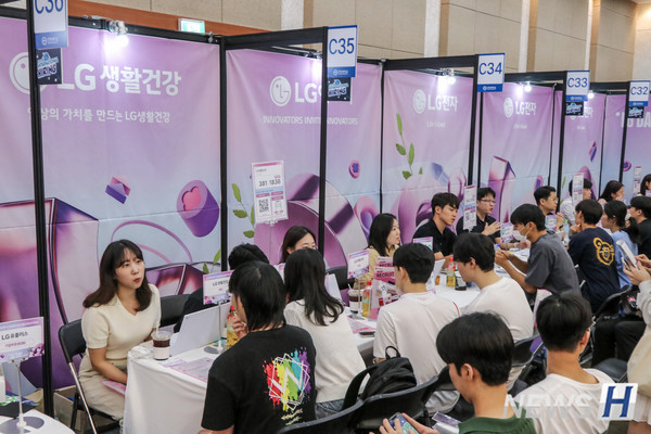 ▲ Various companies including Samsung Electronics and LG joined the job fair to greet students.