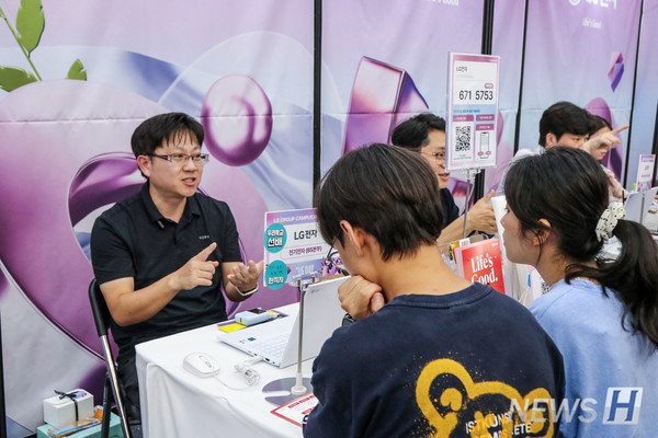 ▲ Graduates, now working as HR managers of a firm, gave valuable advice to juniors. 