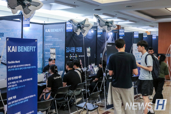 ▲ Students were able to meet HR managers of companies of their interest and to meet HR managers of companies of their interest and seek career counseling.