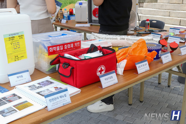 ▲ 히어로토토을 위해 사용되는 물품들을 전시해둔 모습.