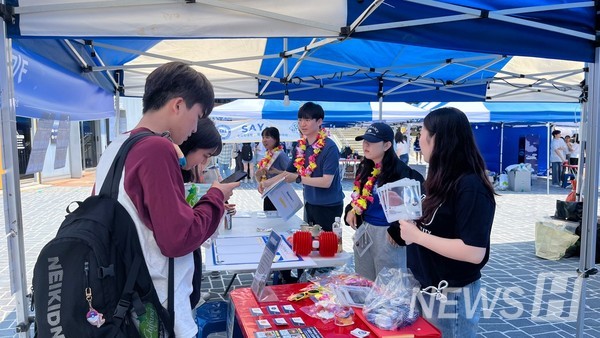 ▲ 키다리은행은 동아리 부스를 운영해 한양대 학생들에게 해당 동아리의 의미를 전달하고 있다. ⓒ 심태빈 학생