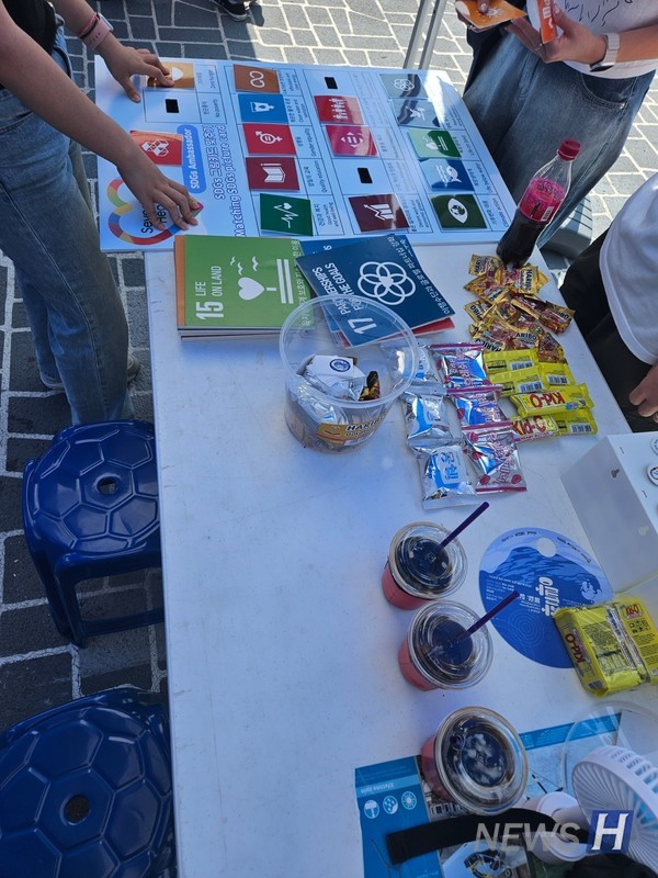 ▲ SDGs ambassador is running their club booth at RACHIOS, the 2024 spring festival of 실시간 해와 토토사이트 University. ⓒ Kim Kyeong-ha Communicator