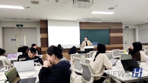 ▲ Kim Ji-young, President of Socion, is teaching the members about the impact blueprint, business model canvas: theories and how, etc. ⓒ Kim Ji-young
