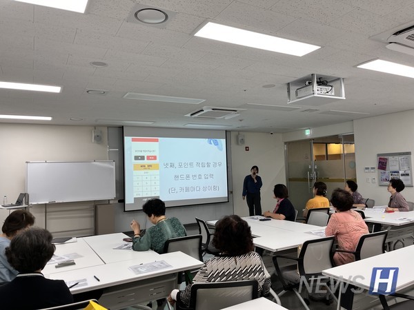 ▲ The Barrier Free B team is participating in education volunteering where they taught elderly people about how to use kiosks. ⓒ Kim Ji-young Communicator