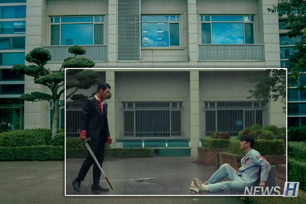 ▲ 드라마 '알함브라 궁전의 추억'에 등장한 ERICA캠퍼스 공학대학의 모습이다. 드라마 속 긴장감과는 달리, 실제로는 학생들이 여유롭게 시간을 보내는 편안한 공간이다. ⓒ tvN