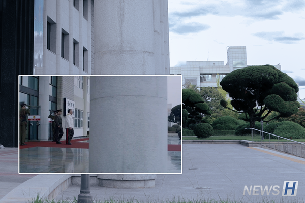 ▲ 영화 '은밀하게 위대하게'에 등장한 ERICA캠퍼스 본관의 모습.  영화 속에서 인민 무력부 보위사령부로 연출됐다. ⓒ MCMC