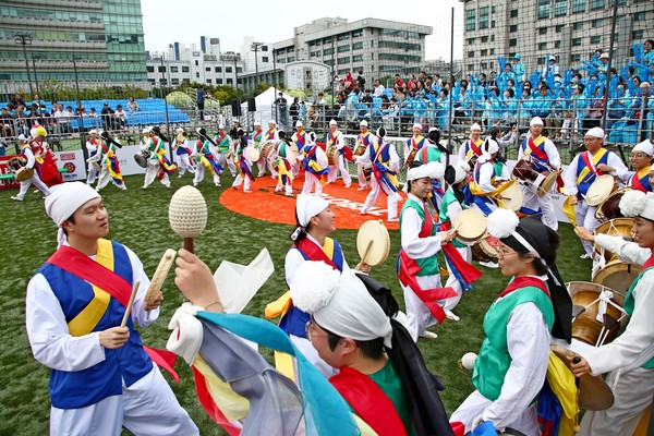 Hanyang University student club, Aepungyeon, celebrated the opening of the event. ⓒ Jeong Ju-hyeon