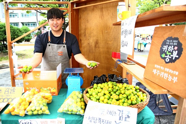 On one side of the venue lies a market and food truck zone organized by social ventures. ⓒ Jeong Ju-hyeon