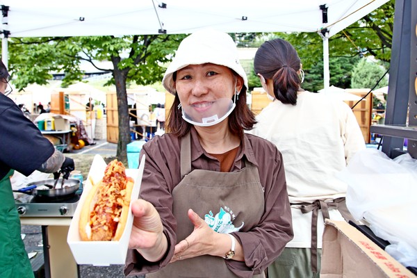 On one side of the venue lies a market and food truck zone organized by social ventures. ⓒ Jeong Ju-hyeon
