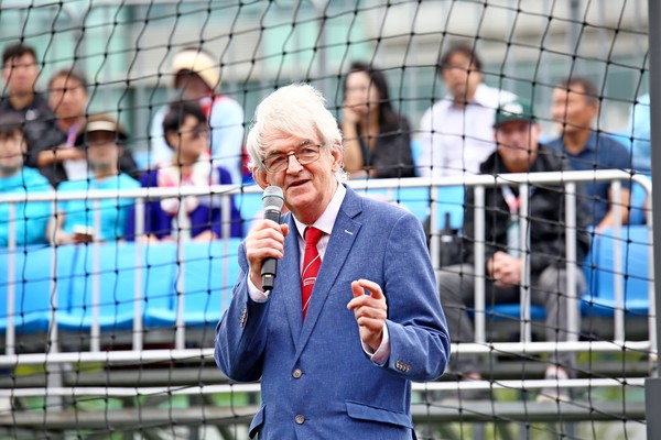 Mel Young, President and Co-founder of the Homeless 토토사이트 설탕 Cup Foundation, is making an opening remark. ⓒ Jeong Ju-hyeon