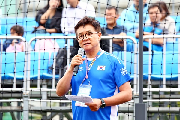 Hanyang University President Lee Ki-jeong, the honorary committee chair of the Homeless 토토사이트 설탕 Cup, is delivering congratulatory remarks. ⓒ Jeong Ju-hyeon